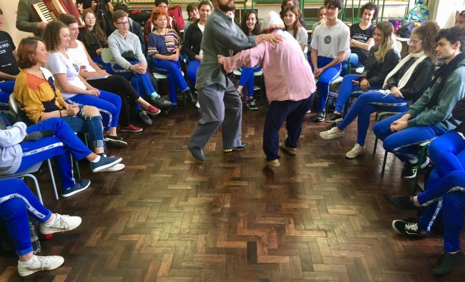 A cena apresentada no CEP-CEP é baseada no conto da escritora nordestina Maria Valéria Rezende. Após a performance, os artistas e sua equipe de produção conversaram com os estudantes sobre literatura, teatro e o papel social do artista.
