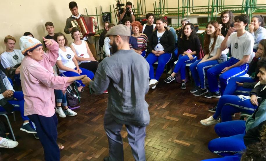 A cena apresentada no CEP-CEP é baseada no conto da escritora nordestina Maria Valéria Rezende. Após a performance, os artistas e sua equipe de produção conversaram com os estudantes sobre literatura, teatro e o papel social do artista.