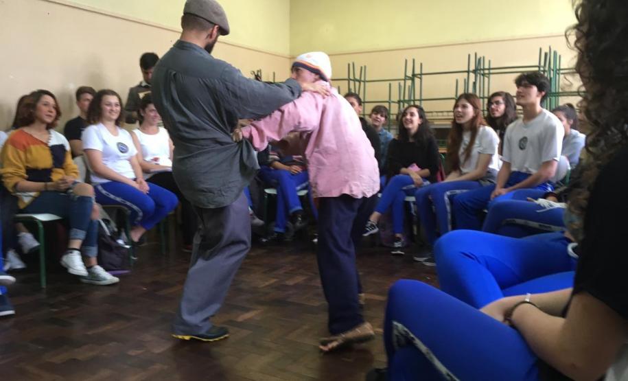 A cena apresentada no CEP-CEP é baseada no conto da escritora nordestina Maria Valéria Rezende. Após a performance, os artistas e sua equipe de produção conversaram com os estudantes sobre literatura, teatro e o papel social do artista.