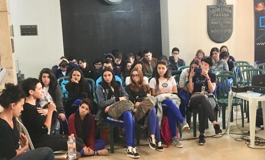 Seminário 1 Nesta etapa, participaram as bailarinas Claudia Fantin (cadeirante), Marina Prado, Alessandra Langue e Ana Paula Luz. Os assuntos abordados se relacionam com o tema do evento: O que a gente se acostuma...”