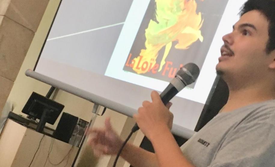 Seminário semana Na manhã desta segunda-feira (13), os estudantes conversaram com Yuri Riesemberg no hall de entrada do Colégio, onde ele falou sobre videodança e produções para o cinema.