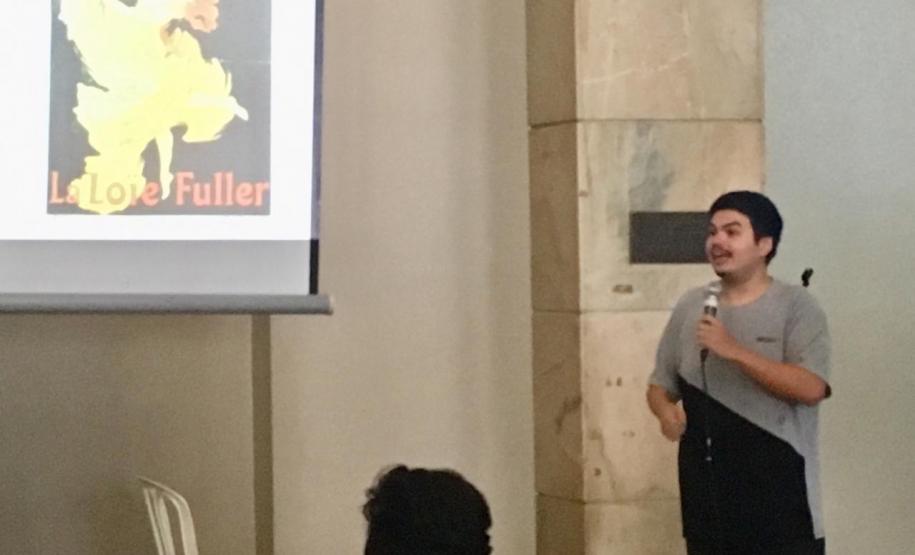 Na manhã desta segunda-feira (13), os estudantes conversaram com Yuri Riesemberg no hall de entrada do Colégio, onde ele falou sobre videodança e produções para o cinema.