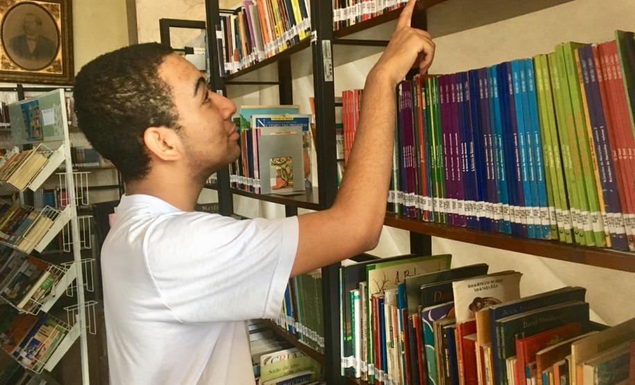 O acervo é composto por cerca de 26 mil exemplares, com aproximadamente 12 mil títulos, que podem ser consultados por qualquer membro da comunidade estudantil do Colégio.