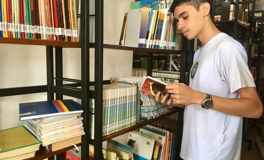 O acervo é composto por cerca de 26 mil exemplares, com aproximadamente 12 mil títulos, que podem ser consultados por qualquer membro da comunidade estudantil do Colégio.