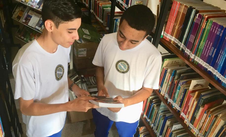 O acervo é composto por cerca de 26 mil exemplares, com aproximadamente 12 mil títulos, que podem ser consultados por qualquer membro da comunidade estudantil do Colégio.