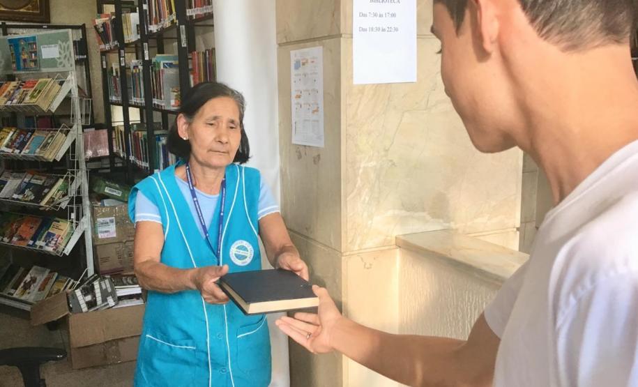 O acervo é composto por cerca de 26 mil exemplares, com aproximadamente 12 mil títulos, que podem ser consultados por qualquer membro da comunidade estudantil do Colégio.