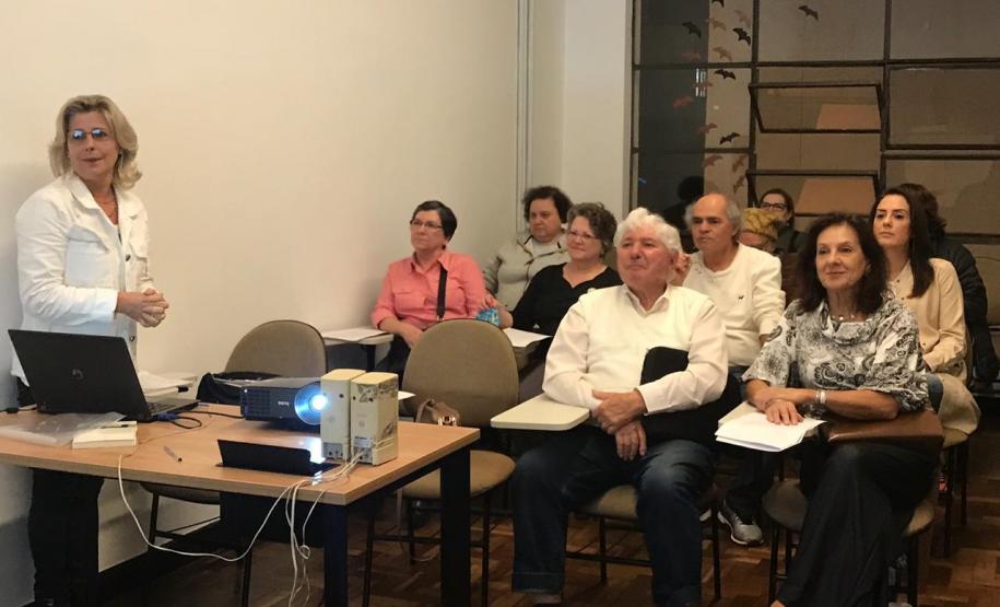 Para uma plateia de poetas, a professora Camila Pasqual, coordenadora da disciplina de Língua Portuguesa, falou sobre intertextualidade clássica e moderna com base no livro “Claro Enigma”, do escritor Carlos Drummond de Andrade.