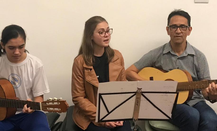 O evento também contou com a presença do professor Jonas Nascimento (violão) e estudantres da Escolinha de Arte.