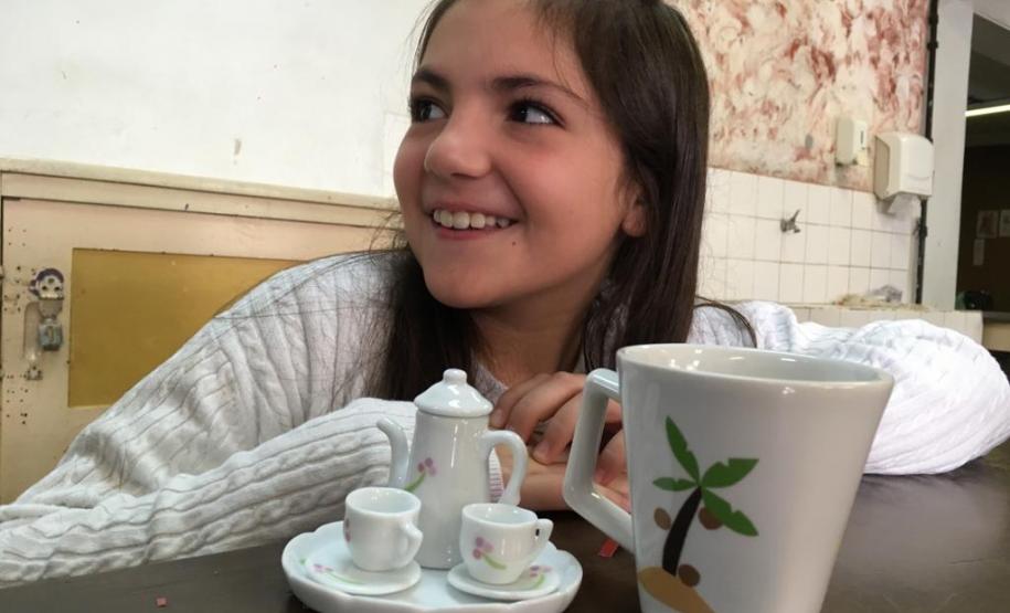 cerâmica 1 Algumas peças em cerâmica feitas nos modulados da Escolinha de Arte do Colégio Estadual do Paraná (CEP) são reaproveitadas no Modulado de Pintura em Cerâmica, também ofertado na Escolinha.