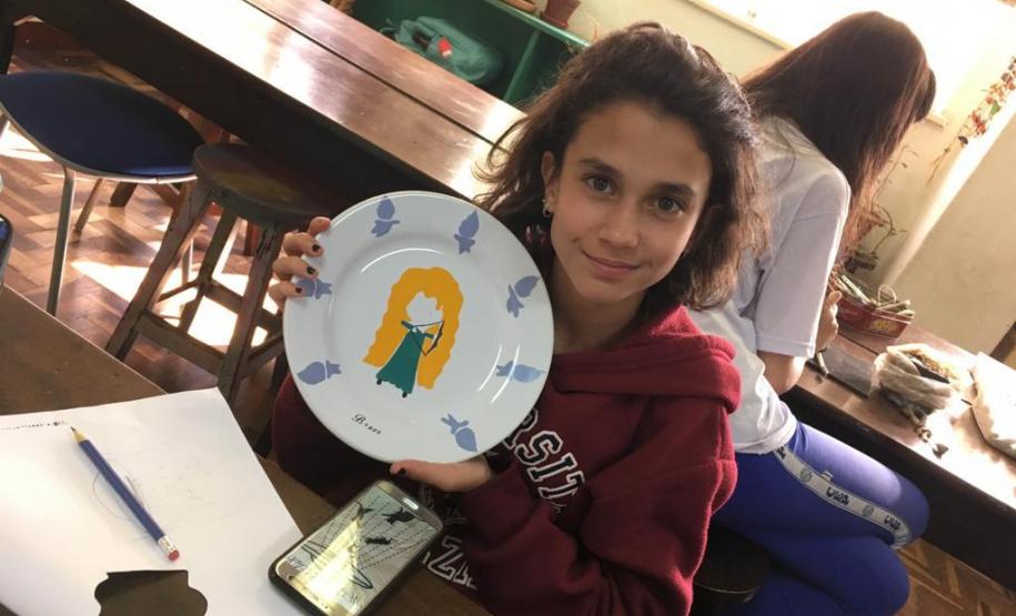 cerâmica 2 Algumas peças em cerâmica feitas nos modulados da Escolinha de Arte do Colégio Estadual do Paraná (CEP) são reaproveitadas no Modulado de Pintura em Cerâmica, também ofertado na Escolinha.