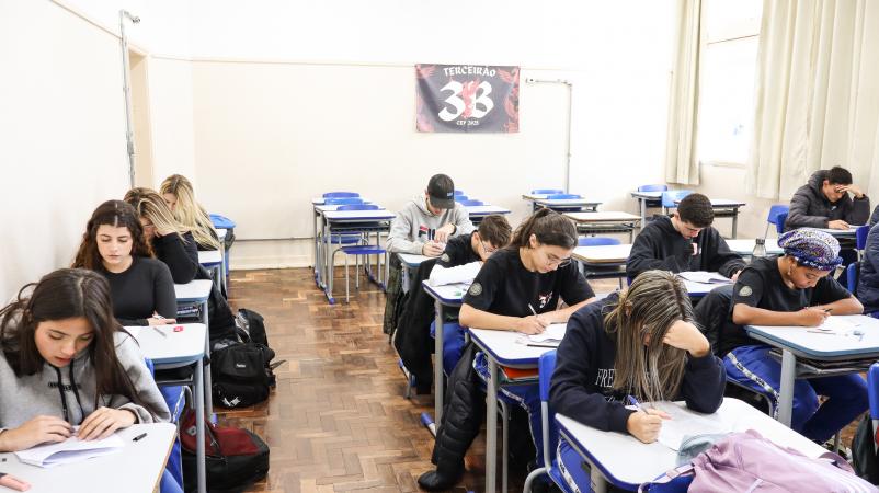 Turmas do ensino médio fazem simulado do Saeb | Colégio Estadual do Paraná